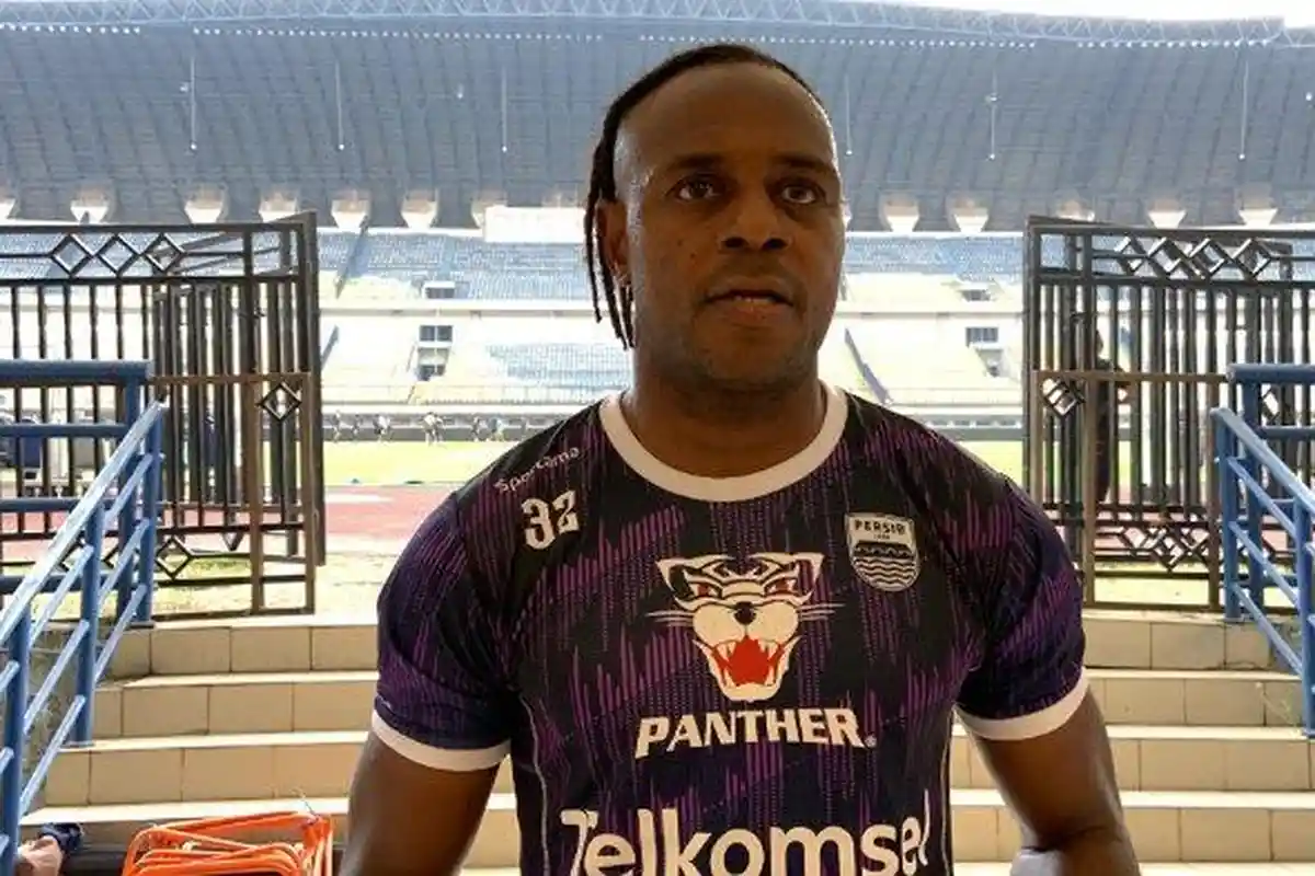 Igbonefo Mendadak Datangi Tempat Latihan Persib Bandung Meski Masih Cedera, Ini yang Dilakukannya