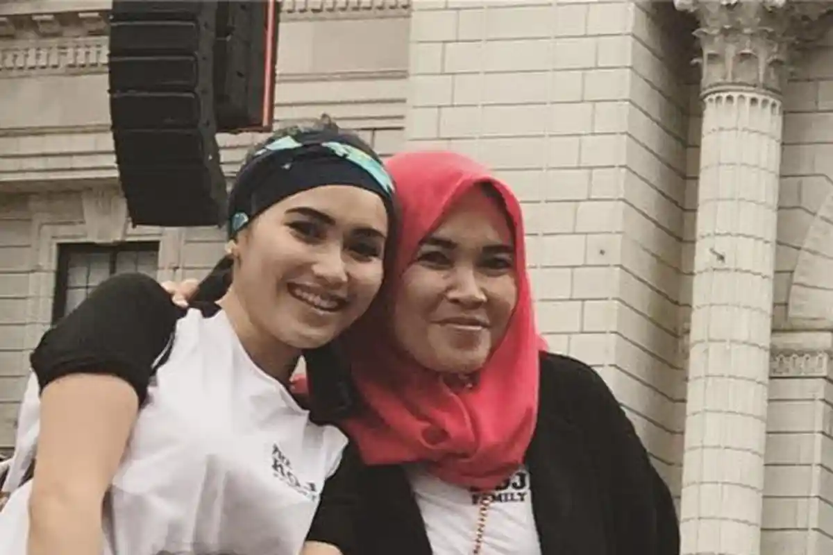 Unggahan Ayu Ting Ting Pamer Squad Baru Dianggap Norak, Ada Umi Kalsum Dibalik Bahasa Captionnya?