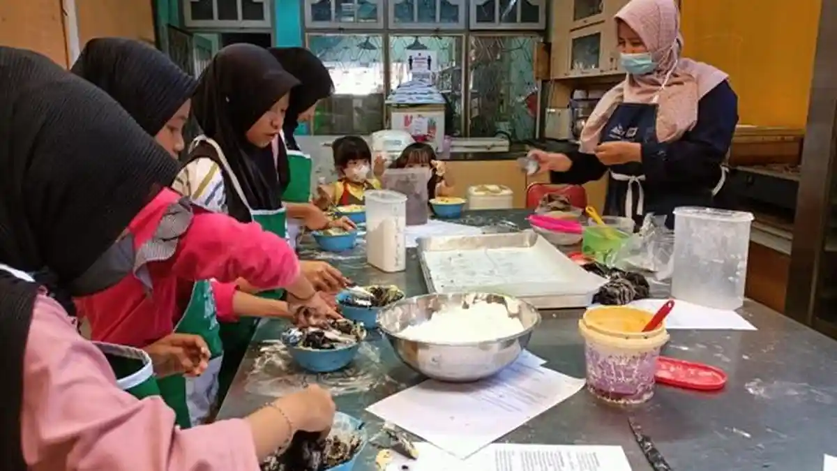 Orangtua Mendampingi Anak Bermain Permainan Edukatif di Masa Liburan Sekolah