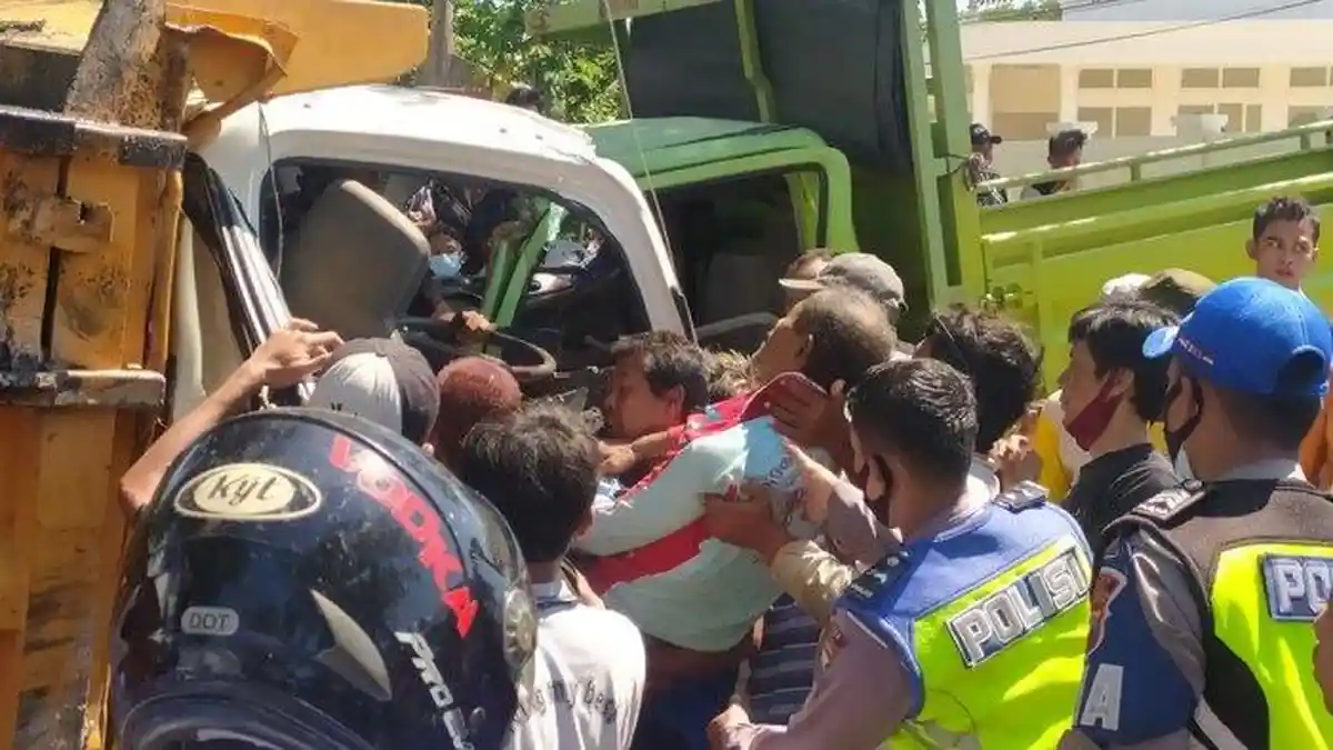 Kecelakaan Maut Tadi Siang, Sopir Tewas di Tempat, Tabrakan Dua Truk dan Satu Sepeda Motor