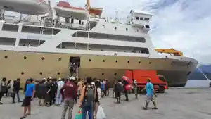 papua/KM-Dorolonda-di-dermaga-Pelabuhan-Ahmad-Yani-Ternate-Sabtu-2942023.jpg