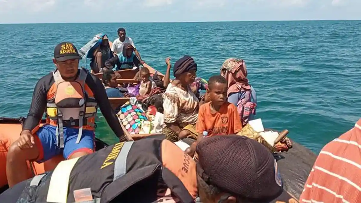 BBM Habis dan Terombang-ambing di Perairan Kaimana, TiM SAR Selamatkan Longboat Ditumpangi 23 Orang