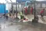 Anak-anak Bermain Air di Air Selokan Yang Kotor