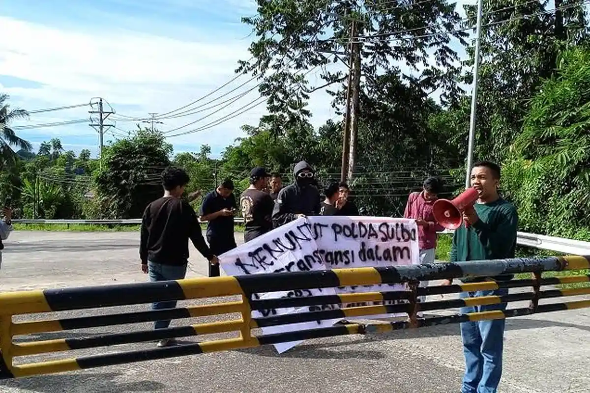 Gebrak Sulbar Demo di Polda Sulbar Tuntut Tranparansi Rekrutmen CASIS Polri