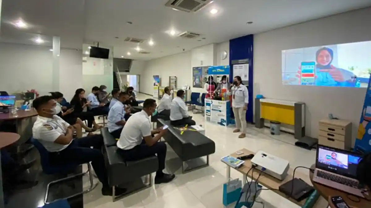 Sinergi BUMN, PLN UP3 Sumba Kenalkan PLN Mobile ke Perbankan