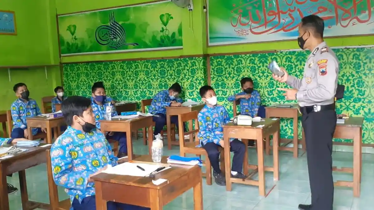 Anggota Polsek Jatisrono Wonogiri Monitoring Pengambilan Sampling Swab Antigen