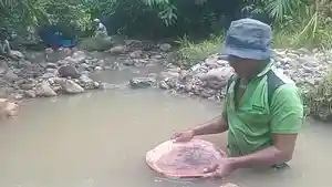 MENDULANG-EMAS-DI-KRUENG-BUGENG.jpg