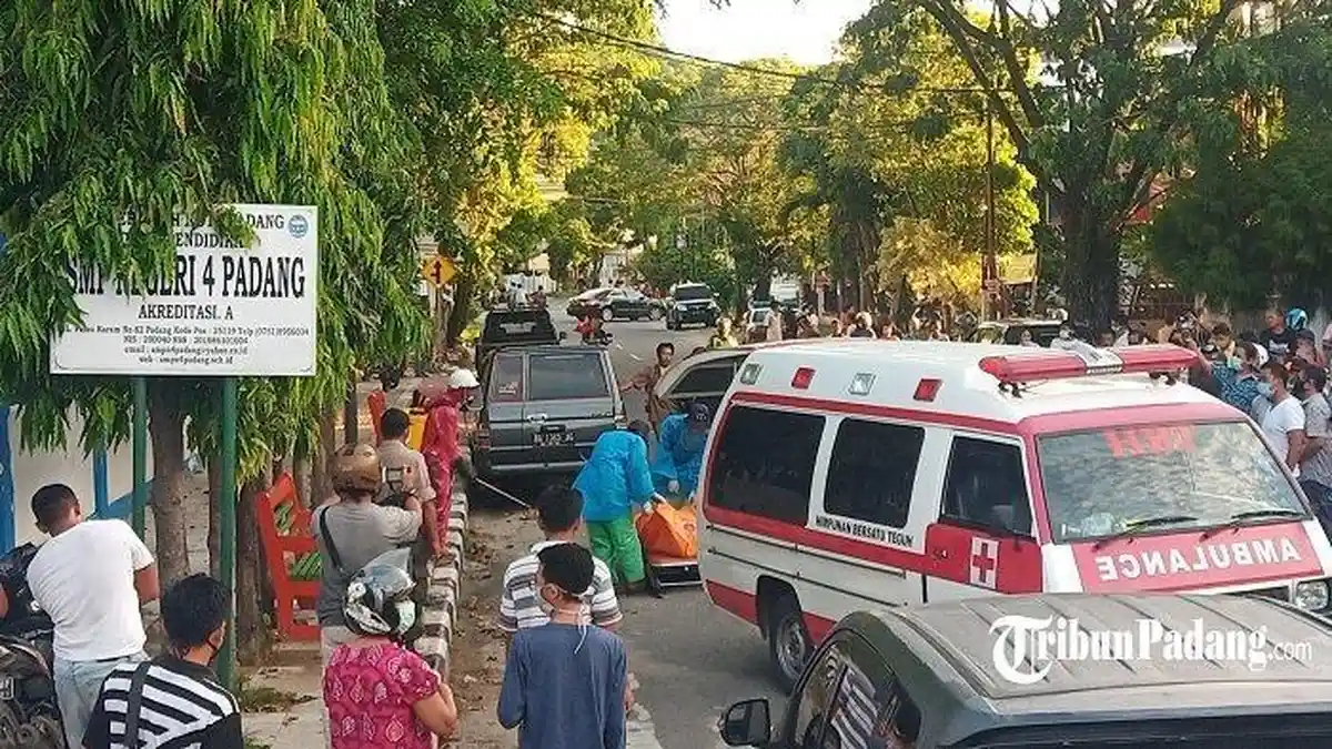 Ada Sesosok Pria Terkapar, Warga Tak Berani Menolong, Petugas pun Mengevakuasinya Kenakan APD