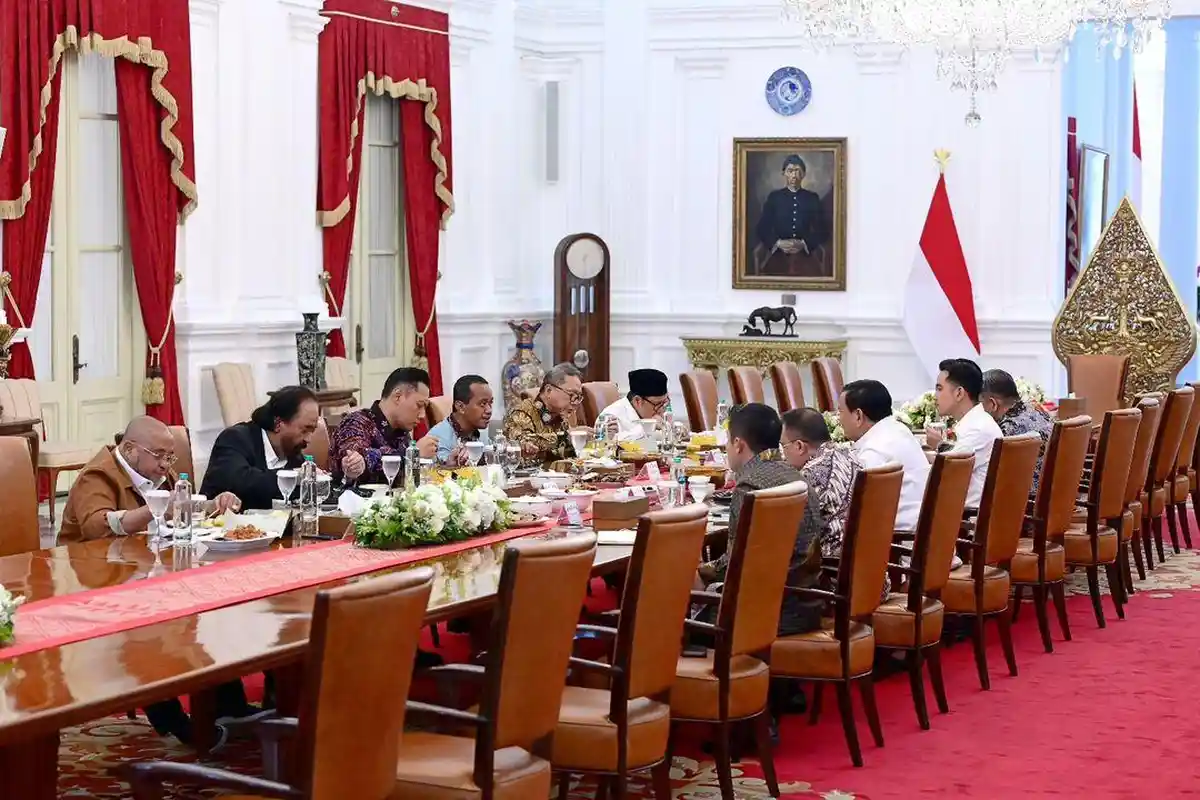 Prabowo Makan Siang dengan Pimpinan Partai Politik ke Istana, Ridwan Kamil Bertemu Jokowi di Solo
