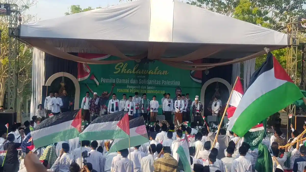 Ribuan Santri An-Nuqayah Guluk-Guluk Sumenep Sambut Kedatangan Mahfud ...