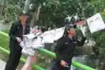Petugas Paswaslu Bersihkan Atribut Kampanye