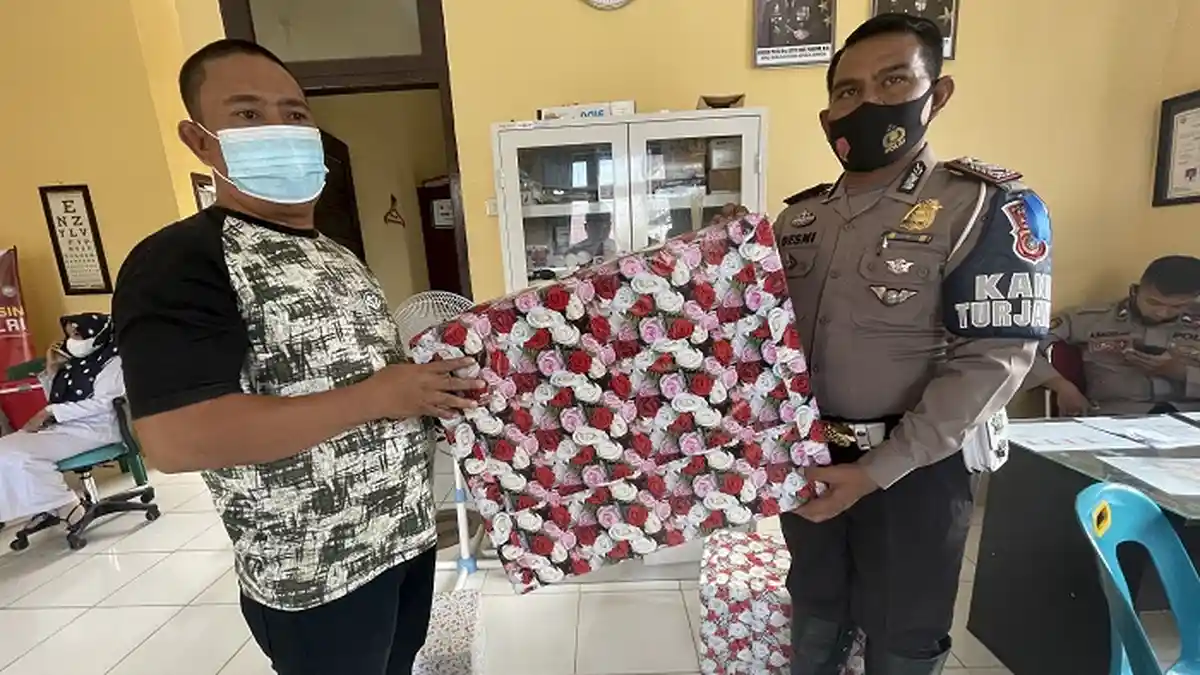 Klinik Biddokes Polres Abdya Bagikan Hadiah 