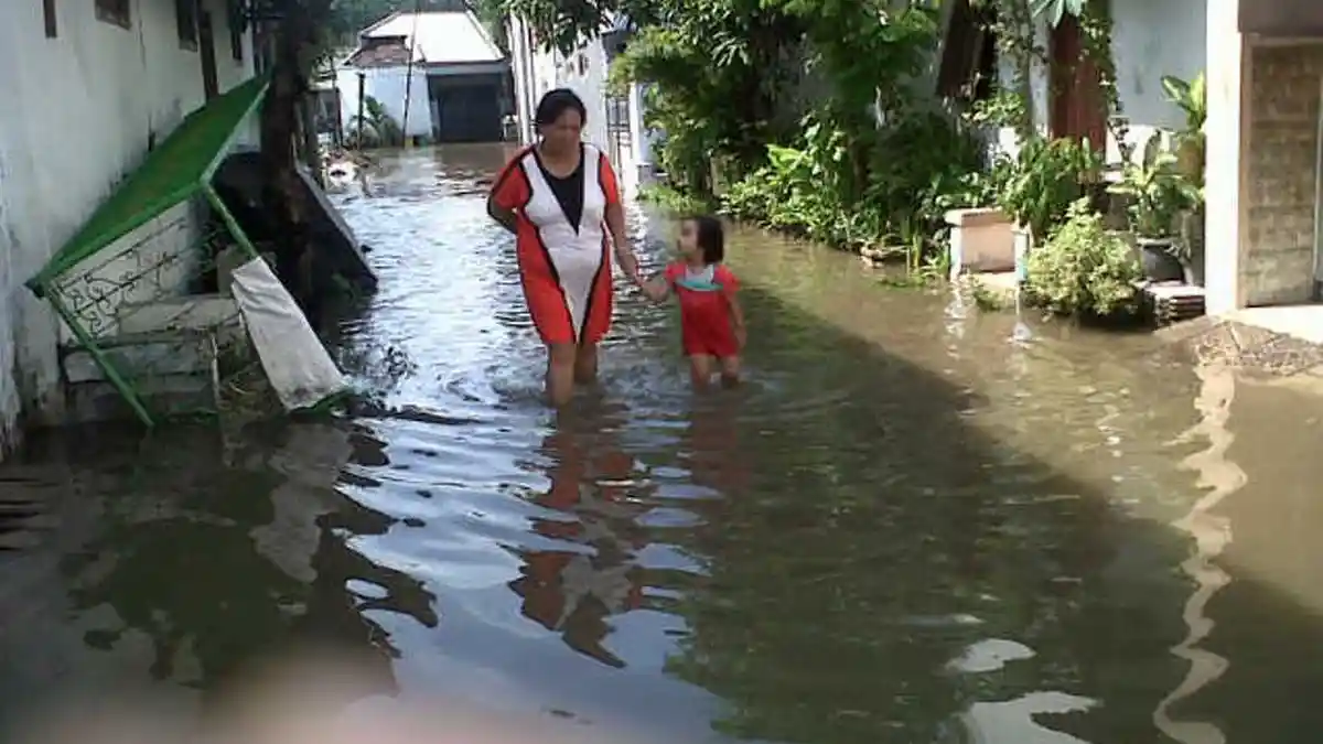 Hujan Deras, Sungai  Meluap, Warga Kota Jombang Diserbu Banjir