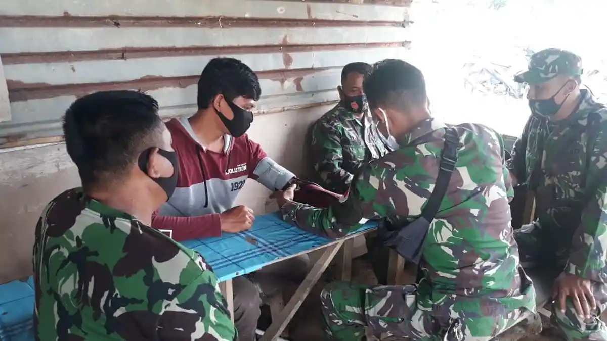 Masa Pandemi Covid-19, Petugas Kesehatan TMMD ke 109 Tarakan Rutin Periksa Kesehatan Prajurit