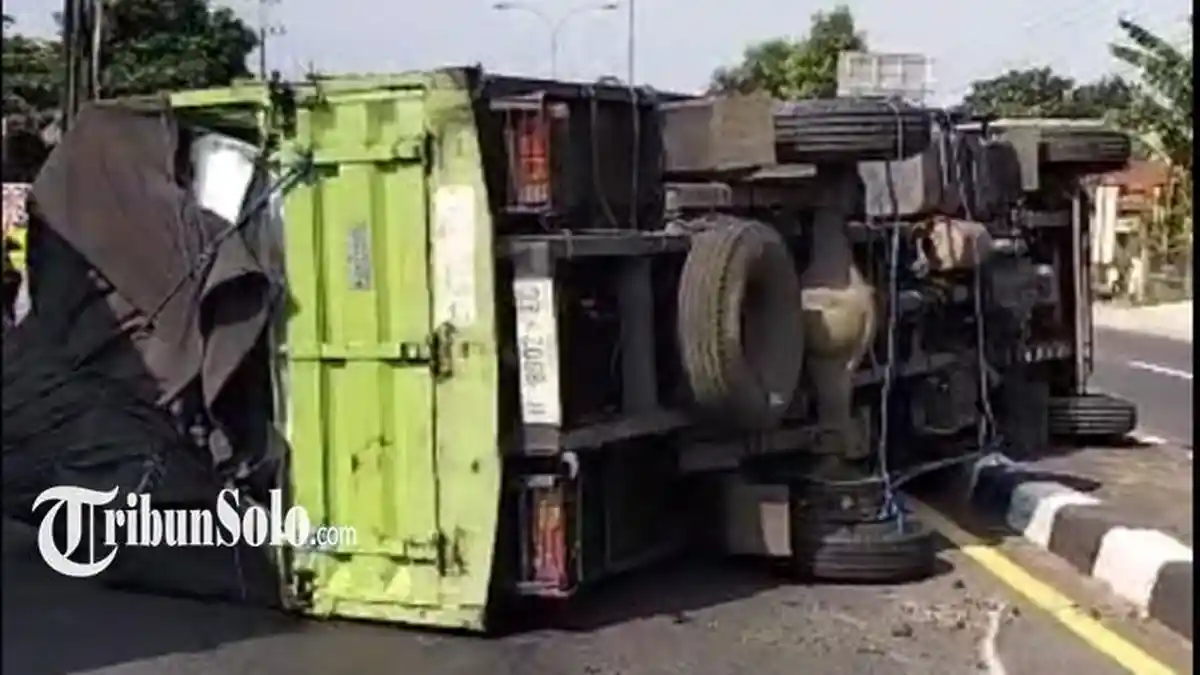 Kecelakaan Jalan Semarang-Solo : Ban Pecah, Truk Angkut Kain Terguling, Tidak Ada Korban Jiwa