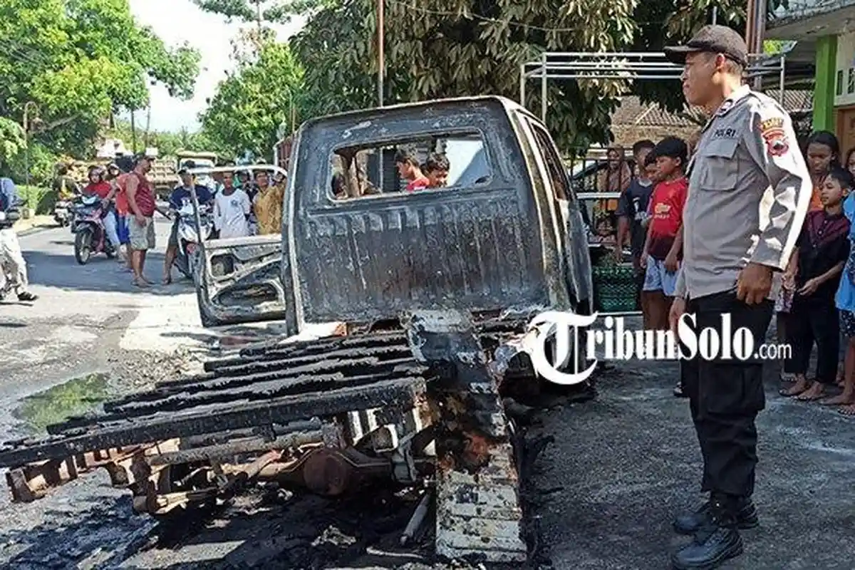 Pikap Terbakar Seusai Isi BBM di Klaten, Sopir Loncat Biarkan Melaju Tanpa Kendali Sejauh 30 Meter