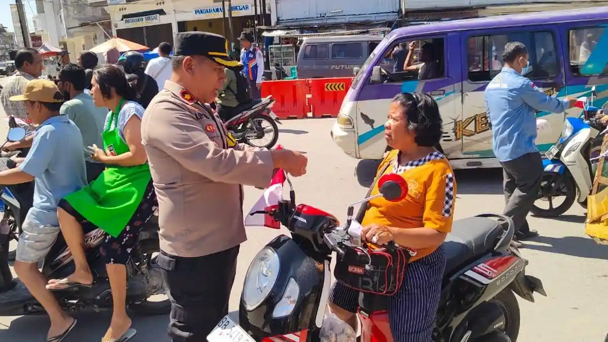 Bersama Forkopimda, Polres Toba Gelar Gerakan Nasional Bagi-bagi 10 Juta Bendera Merah Putih