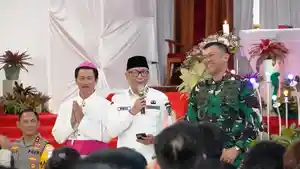 Gubernur-Lampung-tinjau-gereja-di-malam-Natal.jpg
