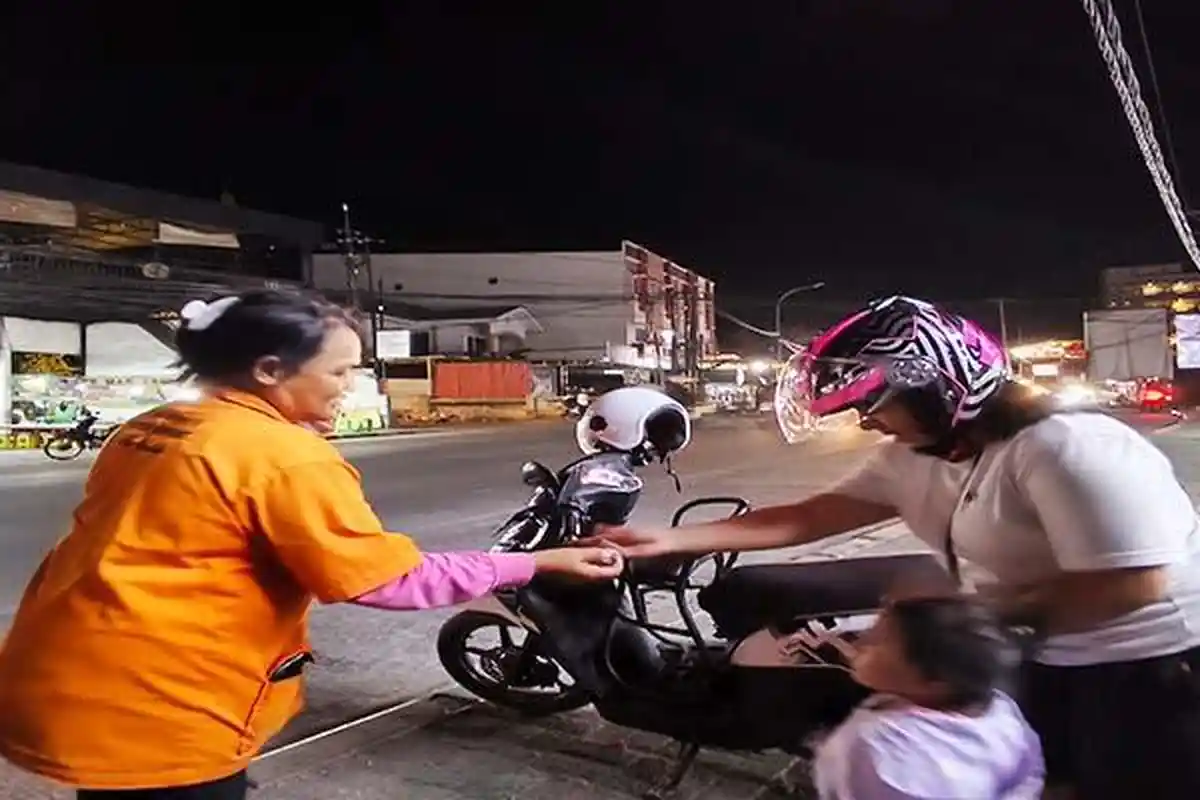 Perjuangan Seorang Ibu Penjaga Parkir di Kupang NTT Bekerja Keras Agar Bisa Hidupi Keluarga