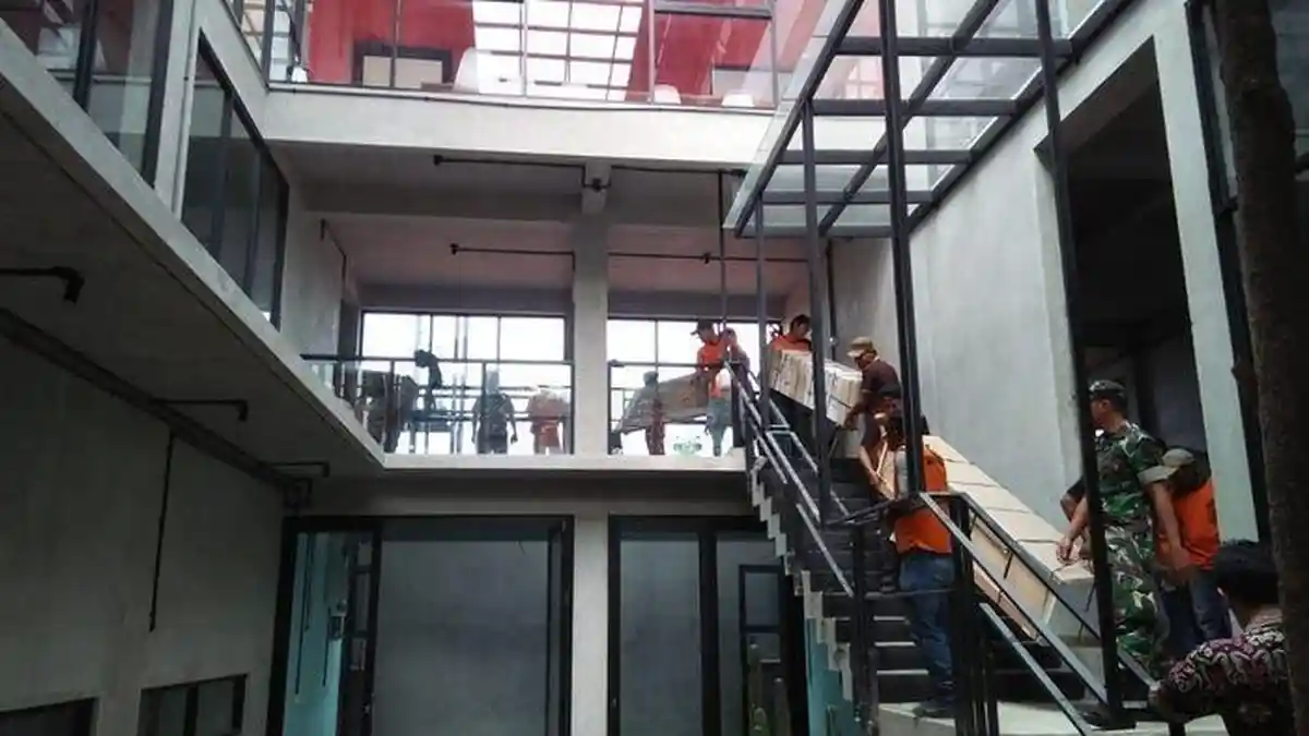 Bangunan di Cilandak Barat Dibongkar Petugas Lantaran Menyalahi IMB