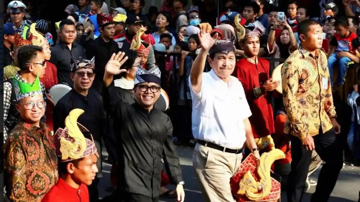 Saksikan Banyuwangi Ethno Carnival, Menko Kemaritiman Luhut Rela Jalan Kaki 3 Kilometer