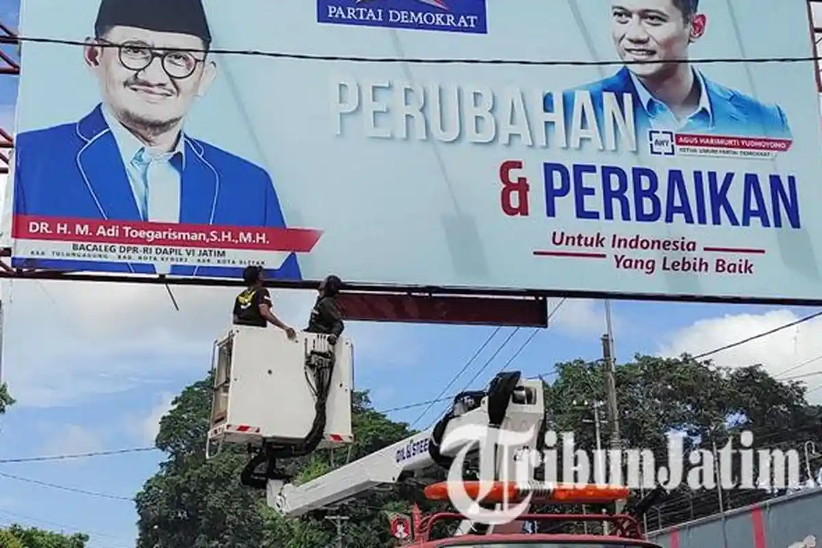 Bawaslu Tertibkan Puluhan APK yang Langgar Aturan di Jalan Protokol Kota Blitar