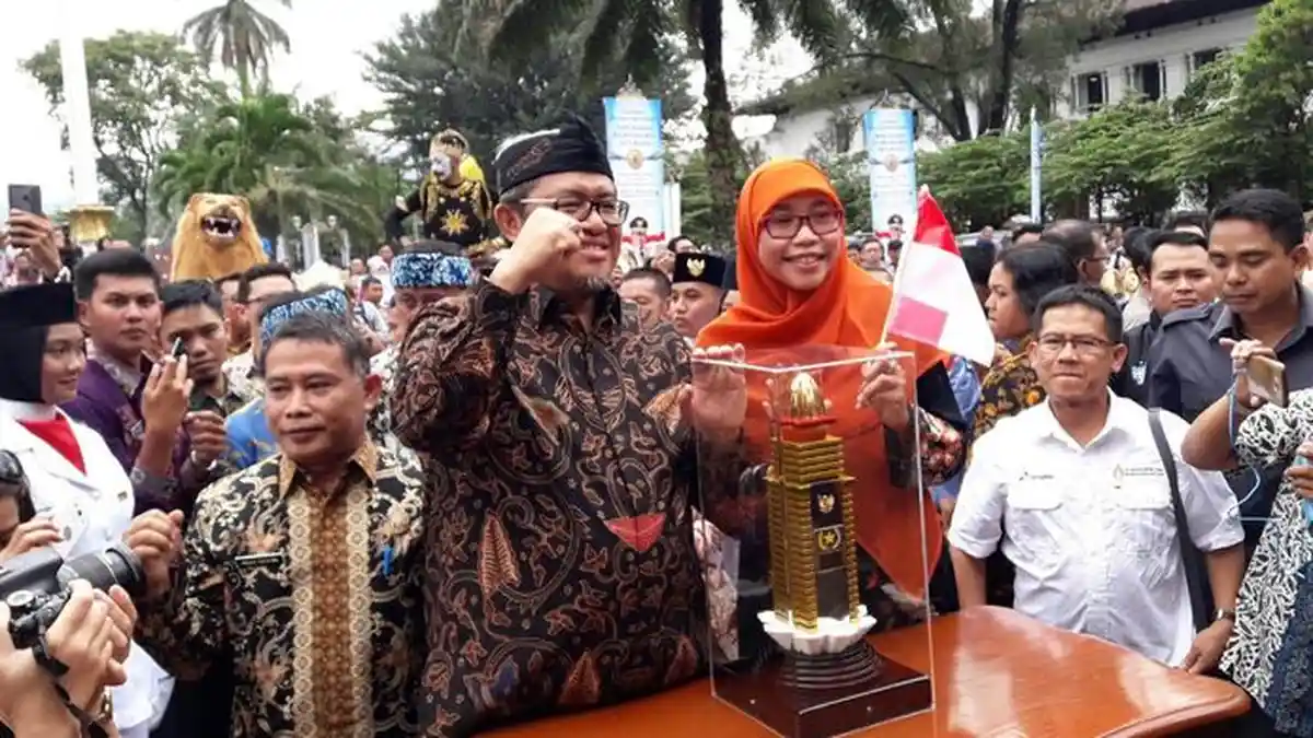 Dapat Penghargaan Parasamya Purna Karya Nugraha dan Berpawai, Aher Gembira