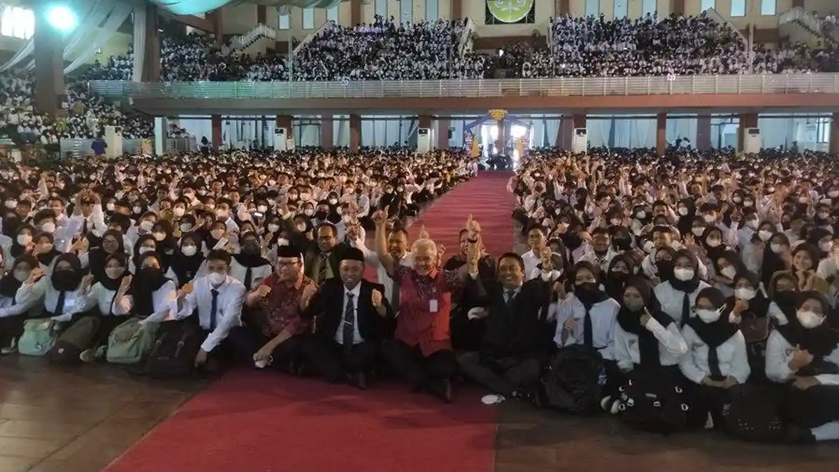 Nanyikan Indonesia Raya, Mahasiswa Papua Bikin Ganjar Terharu, Langsung Diganjar Laptop