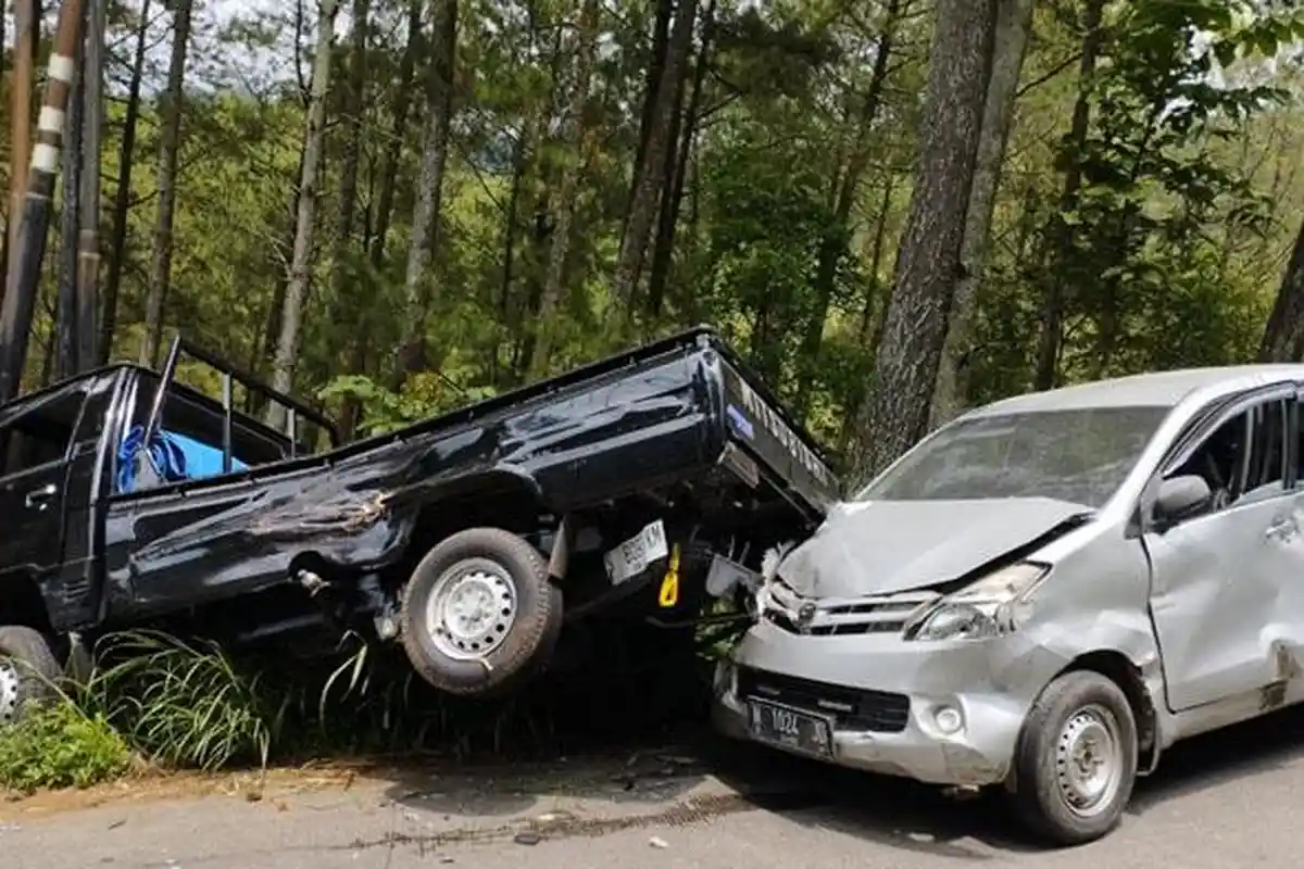 Kecelakaan Beruntun di Kota Batu, Xenia Meluncur Hantam Dua Pickup hingga Terpental Tabrak Pohon