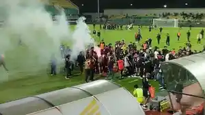 PSM-MAKASSAR-Suporter-PSM-Makassar-menyalakan.jpg