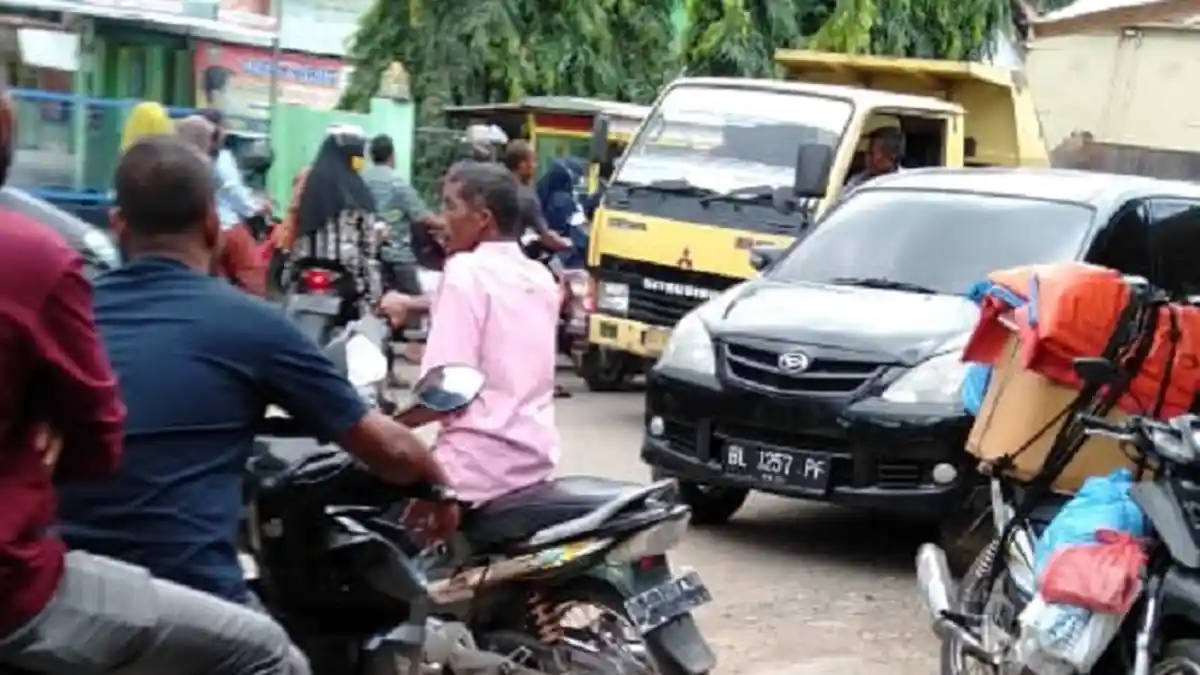 Kendaran Roda Dua Parkir di Atas Jembatan, Jalan Pusat Pasar Kembang Tanjong Rawan Kemacetan