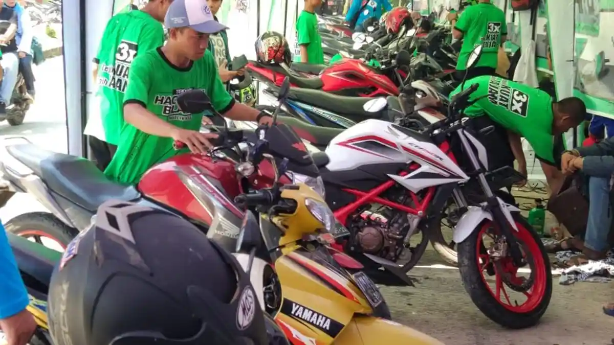 Tekiro Servis dan Ganti Oli Motor Gratis Bareng Polda Metro Jaya