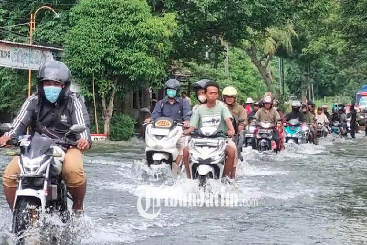 Hati-hati, Ruas Jalan di Gresik Terendam Banjir, Pengendara Motor Banyak yang Alami Mogok