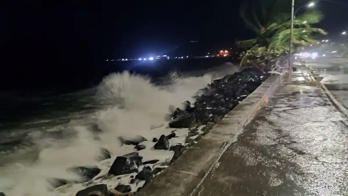Gelombang Tinggi Menghantam Pesisir Boulevard ll Manado Sulawesi Utara, Air Naik ke Jalan Raya