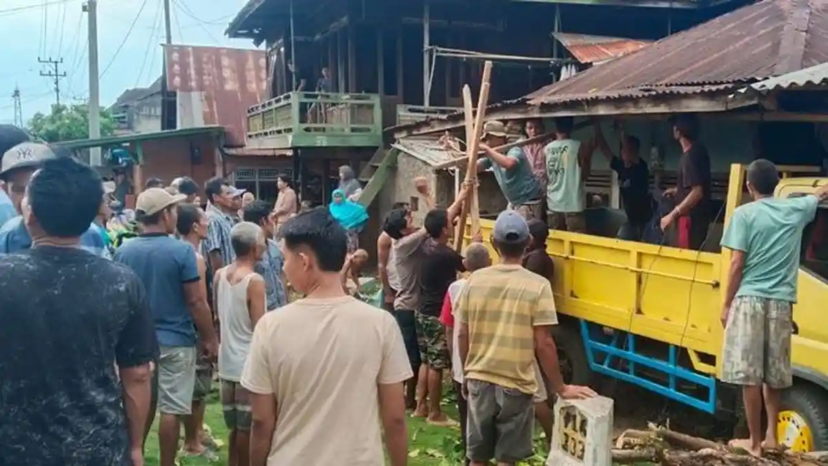 Panik Ada Warga Melintas Mendadak, Truk Tabrak Rumah di Pendopo Barat Empat Lawang