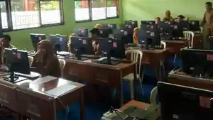 guru-honorer-di-SMAN-1-Tumpang-Kabupaten-Malang-uji-kompetensi-guru-tidak-tetap-GTT.jpg