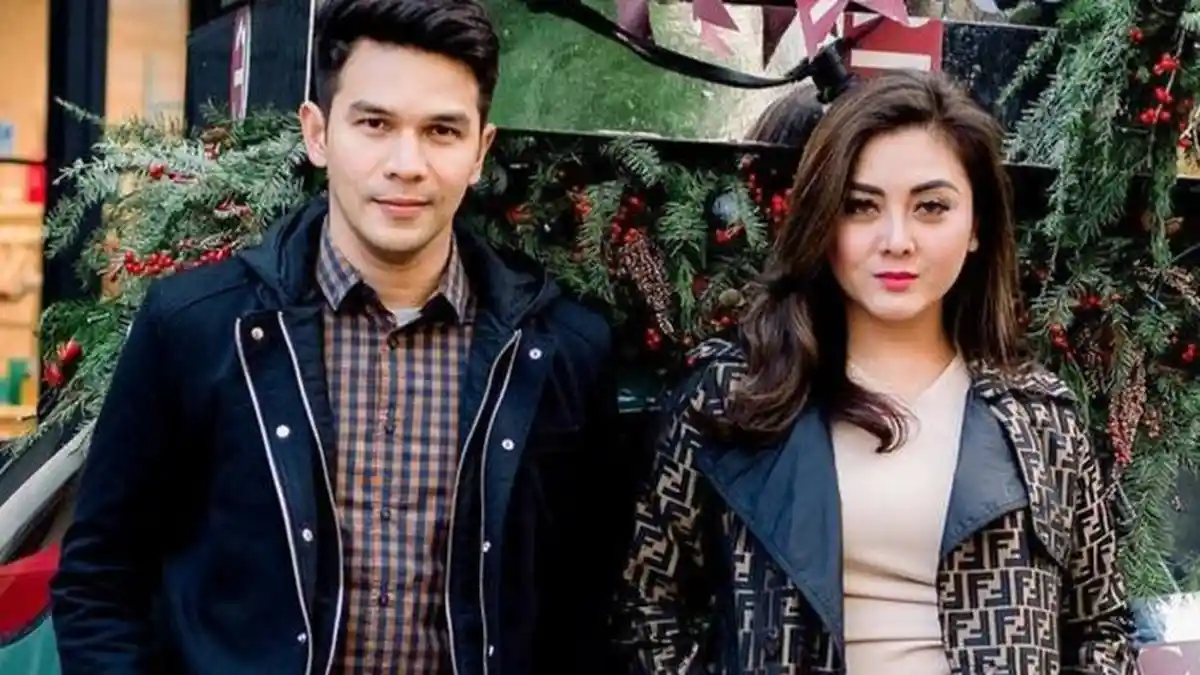 Aksi Jonathan Frizzy Elus Dagu Ayu Ting Ting Bikin Heboh, Dhena Devanka Malah Lakukan Ini