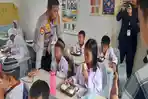 Jalankan-Program-Prabowo-Gibran-Polda-Sumsel-Bagikan-Makan-Siang-Gratis-ke-Siswa-SDN-145-Palembang.jpg