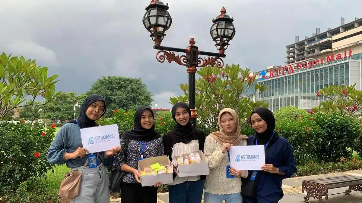 Mahasiswa PPL UIN Saizu Berbagi Makanan Gratis di Alun-Alun Purwokerto