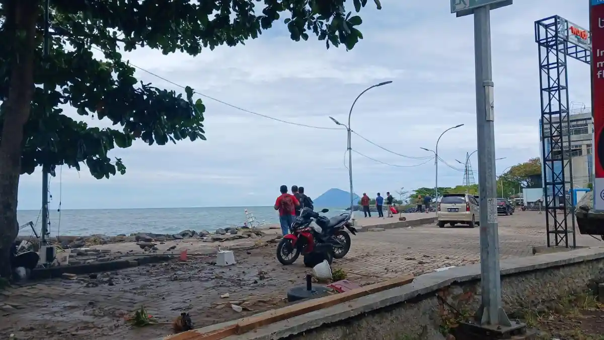 Kapal Karam di Teluk Manado Jadi Objek Foto Warga