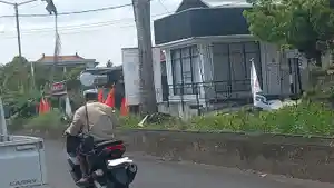 Atribut-partai-yang-dipasang-di-pohon-perindang-di-seputaran-Jalan-Kecubung-Klungkung.jpg
