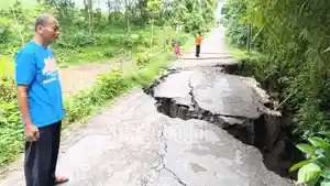 Kabupaten-Blitar-putus-Selasa-2522025-Badan-jembatan-ambrol-akibat-tergerus-air-hujan.jpg
