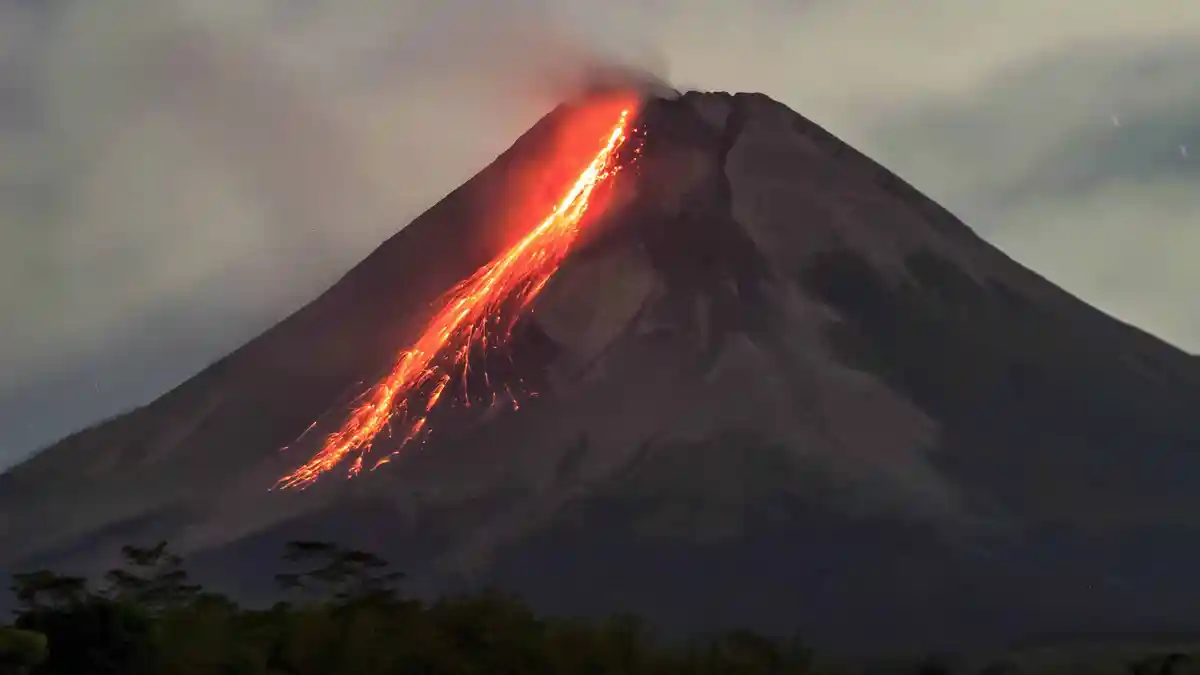 Gunung Merapi Luncurkan 46 Guguran Dalam 12 Jam