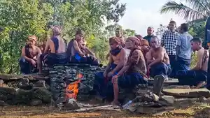 RITUAL-ADAT-Masyarakat-adat-Desa-Pemo-menggelar-ritual-Joka-Ju-dari-hasil-So-Bhoka-Au.jpg