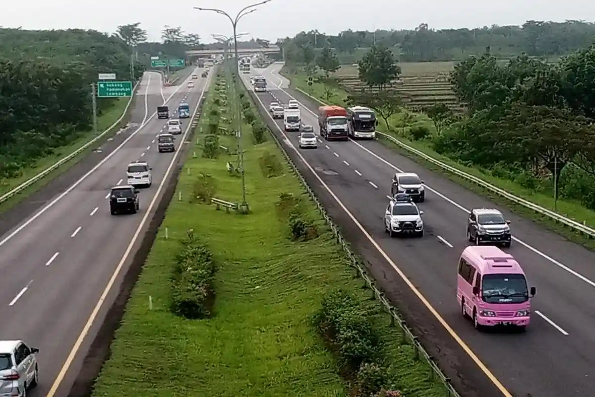 Jelang Arus Mudik Lebaran 2024, Drainase di KM 142 dan 151 Tol Cipali Diperbaiki agar Tak Kebanjiran
