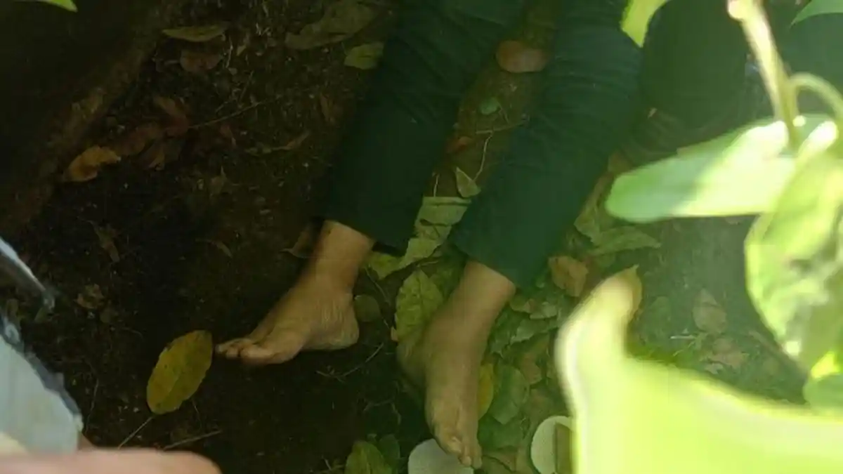 Geger! Mayat Lansia Ditemukan Tewas di Pinggir Kali Ciliwung, Ada Memar dan Leher Terjerat Tali