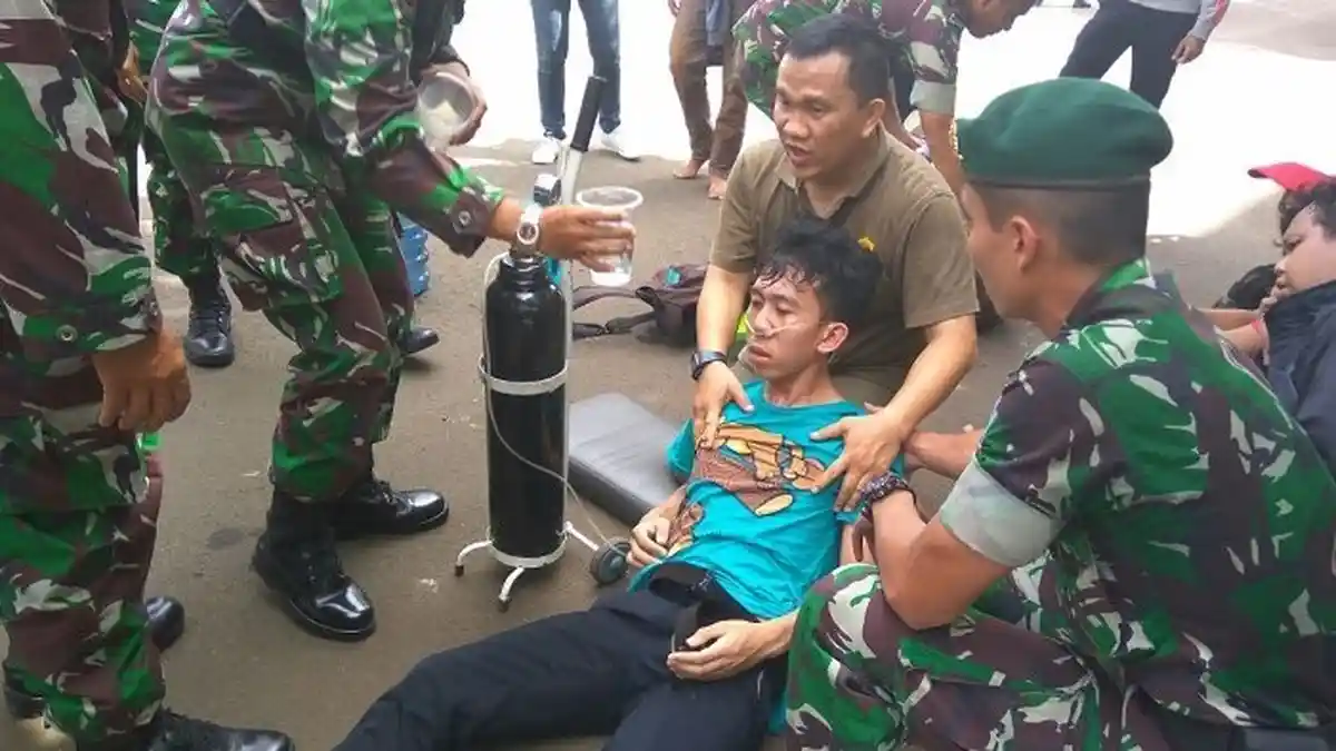 VIDEO dan Foto-foto Kericuhan Antrean Tiket Final Piala AFF