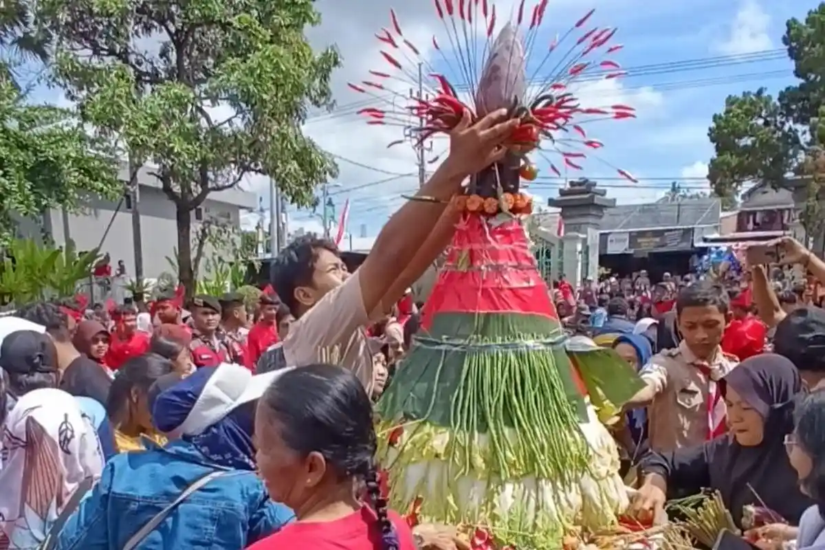 Warga Berebut Gunungan Lima di Makam Bung Karno, Harapkan Berkah dari Hasil Bumi
