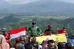 Kibarkan Sang Merah Putih di Tebing Keraton Dago