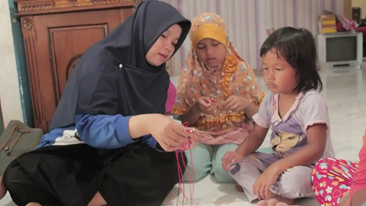 Dosen dan Mahasiswa Untan Ajarkan Bahasa Mandarin kepada Anak-Anak Kampung Beting